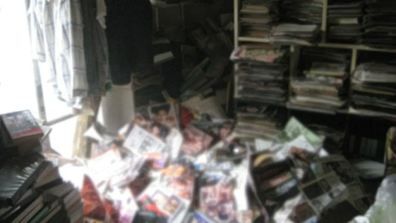 Pria Ini Tewas Terkubur Koleksi Majalah Porno Seberat 6 Ton