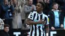 Selebrasi pemain Newcastle United, Joe Willock, setelah menjebol gawang Manchester United dalam pertandingan lanjutan Liga Inggris 2022/2023 yang berlangsung di St James Park, Minggu (2/4/2023). Joe Willock merupakan andalan lini serang The Magpies dengan 40 kali penampilan disemua kompetisi. Pemain beusia 23 tahun tersebut telah mengkoleksi tiga gol dan enam asisst. (AFP/Oli Scarff)