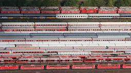 Barisan kereta Deutsche Bahn saat berada di tempat penyimpanan di North Rhine-Westphalian, Jerman (6/5/2015). Mogok kerja masinis Deutsche Bahn dimulai pada Senin (4/5/2015). (Reuters/Wolfgang Rattay)