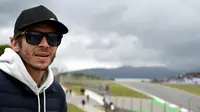 Kehadiran pria berusia 43 tahun itu bukan tanpa sebab. Rossi datang ke Sirkuit Algarve untuk menyaksikan aksi timnya, Mooney VR46, yang tampil di Moto2 dan MotoGP. (AFP/Gabriel Bouys)