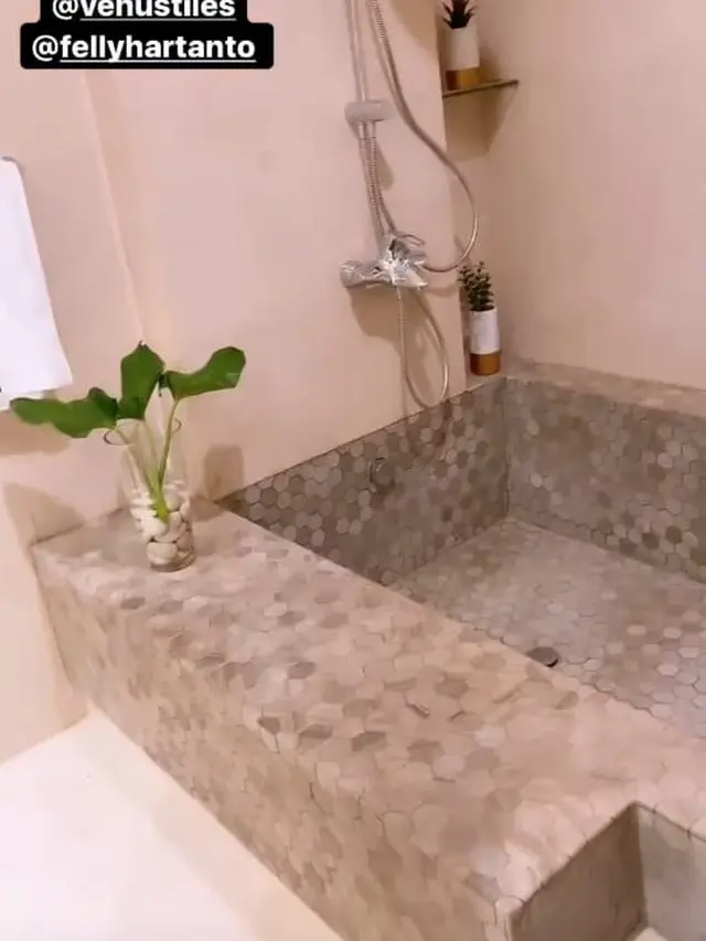 Kamar Cut Meyriska dan Roger Danuarta