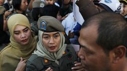 Sejumlah Satpol PP wanita berhadapan dengan petugas keamanan di depan Hotel Alexis, Jakarta, Kamis (29/3). Ibu-ibu personel Satpol PP bertugas untuk memastikan tidak ada kegiatan usaha apapun di Hotel Alexis. (Liputan6.com/Immanuel Antonius)