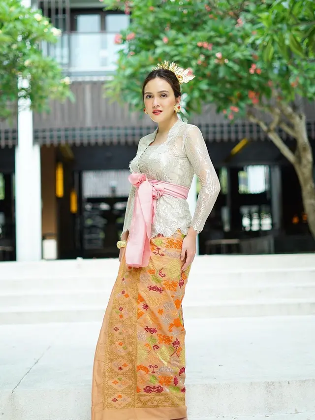 7 Potret Shandy Aulia dan Keluarga Pakai Baju Adat Bali, Memesona