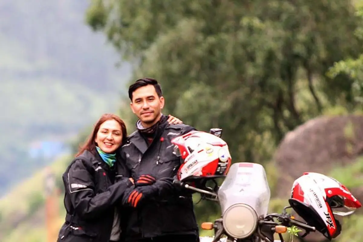 FOTO: Momen Seru Darius Sinathrya bersama Donna Agnesia Saat Naik Moge