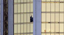Kondisi jendela di lantai 32 Mandalay Bay Hotel and Casino yang pecah usai penembakan brutal di Las Vegas, Senin (2/10). Kejadian berlangsung di dekat Mandalay Bay yang merupakan hotel dan kasino tersohor dan memiliki 39 tingkat. (AP/Chris Carlson)