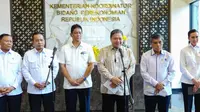 Menteri Koordinator Bidang Perekonomian Airlangga Hartarto pada Konferensi Pers usai Rapat Koordinasi tentang Pelaksanaan Program Paket Ekonomi 2025 dan Penyerapan Tenaga Kerja di Jakarta, Senin (22/9/2025).