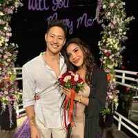 Millen tampil elegan dibalut dress warna mocca yang dipadukan dengan cardigan panjang warna hitam. [Foto: IG/millencyrus].