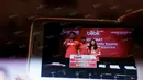Wartawan mengabadikan momen Praveen Jordan/Debby Susanto, Juara Ganda Campuran All England 2016 berfoto bersama pelatih Richard Mainaky saat menerima bonus dari PB Djarum di Plasa Senayan, Jakarta, Selasa (22/3/2016). (Bola.com/Nicklas Hanoatubun)