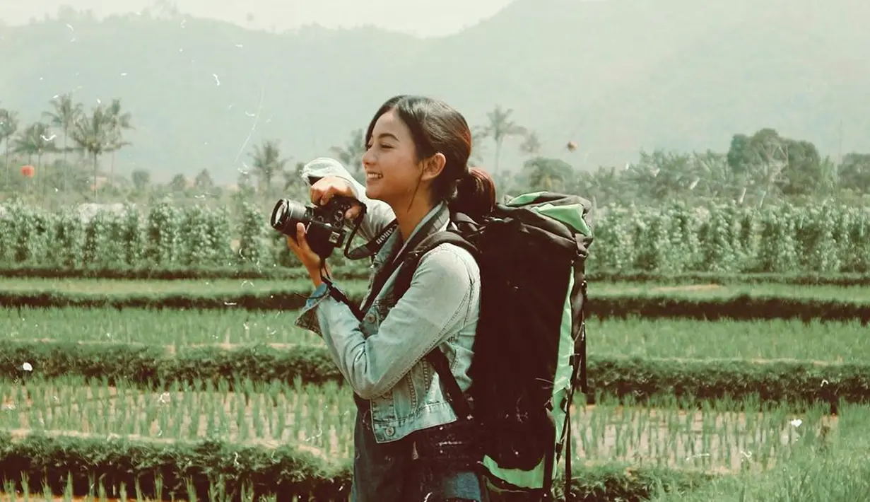 Mengabadikan momen dengan kamera menjadi hal yang menarik bagi Glenca Chysara. Aktris hits FTV ini terliha begitu senang ketika menjumpa objek menarik di alam bebas. Sawah pun tak luput menjadi objek yang diabadikannya. (Liputan6.com/IG/@glenkachysara)