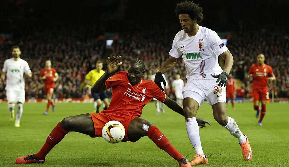 Bek Liverpool, Mamadou Sakho, dibayangi pemain Augsburg, Caiuby. Sebelumnya pada leg pertama kedua tim bermain imbang 0-0. (Reuters/Carl Recine)