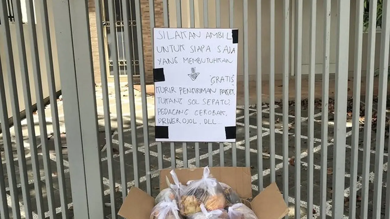viral, keluarga sediakan makanan gratis di depan rumah