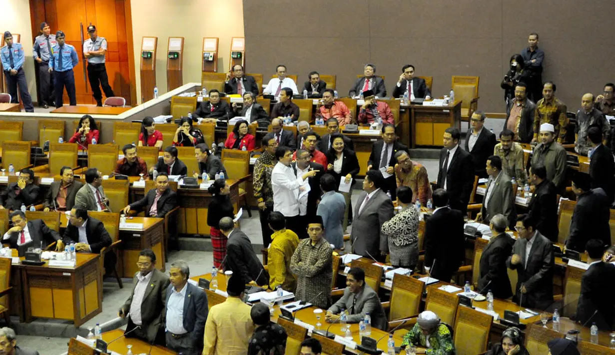 Sejumlah Anggota DPR mengambil keputusan dengan mekanisme voting saat rapat Paripurna Pengesahan RUU Pilkada, Jakarta, Jumat (26/9/14). (Liputan6.com/Andrian M Tunay)