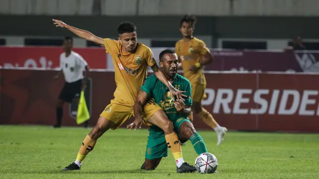 Foto: Aksi Pemain Persebaya saat Bermain Imbang Melawan Bhayangkara FC di Grup C Piala Presiden 2022