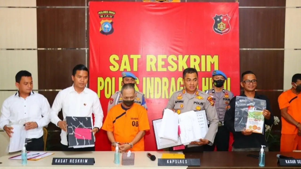 Konferensi pers penahanan tersangka korupsi proyek kedelai di Polres Indragiri Hulu.