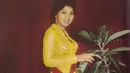 Mengawali karier sejak 1953, legenda di dunia musik dan perfilman Tanah Air ini masih bersinar hingga kini. Karya-karyanya juga telah dinikmati banyak generasi. Kiprahnya di dunia entertainment pun menjadi inspirasi bagi banyak artis muda pendatang baru. (Liputan6.com/IG/@titiekpuspa_official)