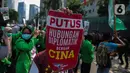 Massa menunjukkan poster bertuliskan 'Putus Hubungan Diplomasi dengan Cina' saat menggelar aksi Solidaritas untuk Muslim Uighur di depan Kedutaan Besar China di Jakarta, Jumat (20/12/2019). Mereka mengecam dan mengutuk keras penindasan terhadap muslim Uighur di China. (Liputan6.com/Faizal Fanani)