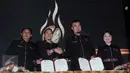 Musisi Ahmad Dhani (kedua kanan) bersalaman dengan CEO Kopi Pak Belalang Zaini Hassan (kedua kiri) saat peluncuran di Jakarta,Kamis (24/3). Dalam peluncuran perdananya kopi pak belalang menggaet musisi ternama ahmad dani. (Liputan6.com/Helmi Afandi)