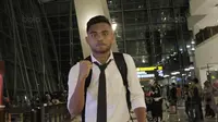 Gelandang timnas Indonesia, Saddil Ramdani, saat tiba di Bandara Soekarno-Hatta, Tangerang, Rabu, (30/8/2017). Pemain Indonesia disambut para fans sepulangnya dari SEA Games di Malaysia. (Bola.com/M Iqbal Ichsan)