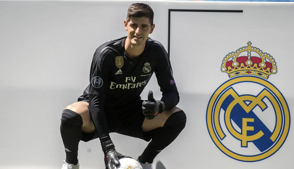 Kiper baru Real Madrid, Thibaut Courtois, berpose saat diperkenalkan di Stadion Santiago Bernabeu, Madrid, Kamis (9/8/2018). Pemain berusia 26 tahun pindah setelah empat musim terakhir jadi kiper utama Chelsea. (AP/Andrea Comas)