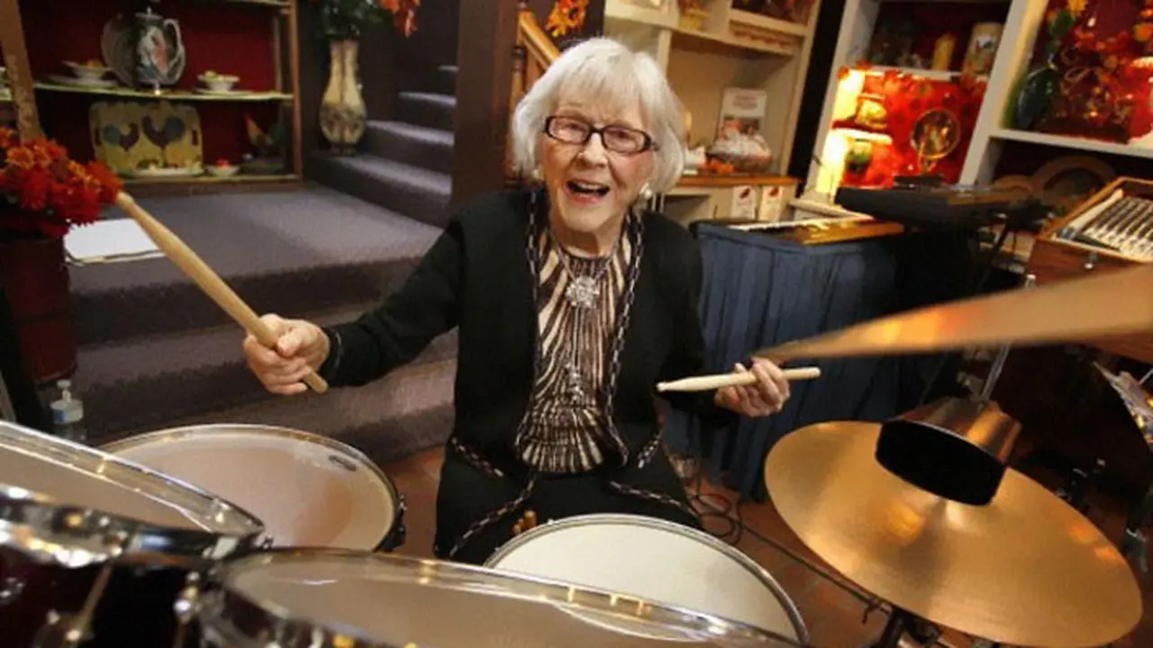 Nenek Usia 106 Tahun Jago Main Drum