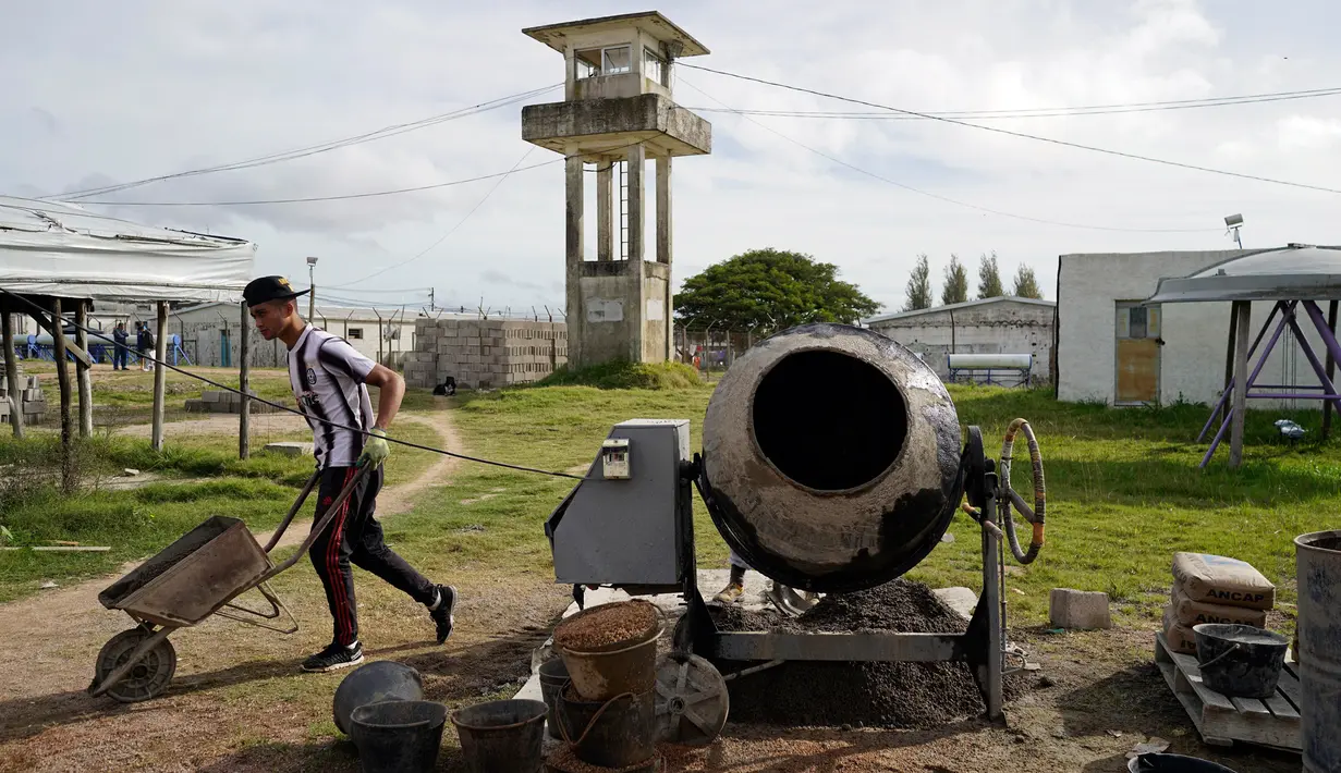 Seorang narapidana membuat balok beton di sebuah pabrik Rolando Bustamante di Penjara Punta de Rieles, Montevideo, Uruguay, 9 Mei 2019. Pabrik yang dikelola narapidana tersebut merupakan salah satu dari puluhan bisnis narapidana di Penjara Punta de Rieles. (AP Photo/Matilde Campodonico)