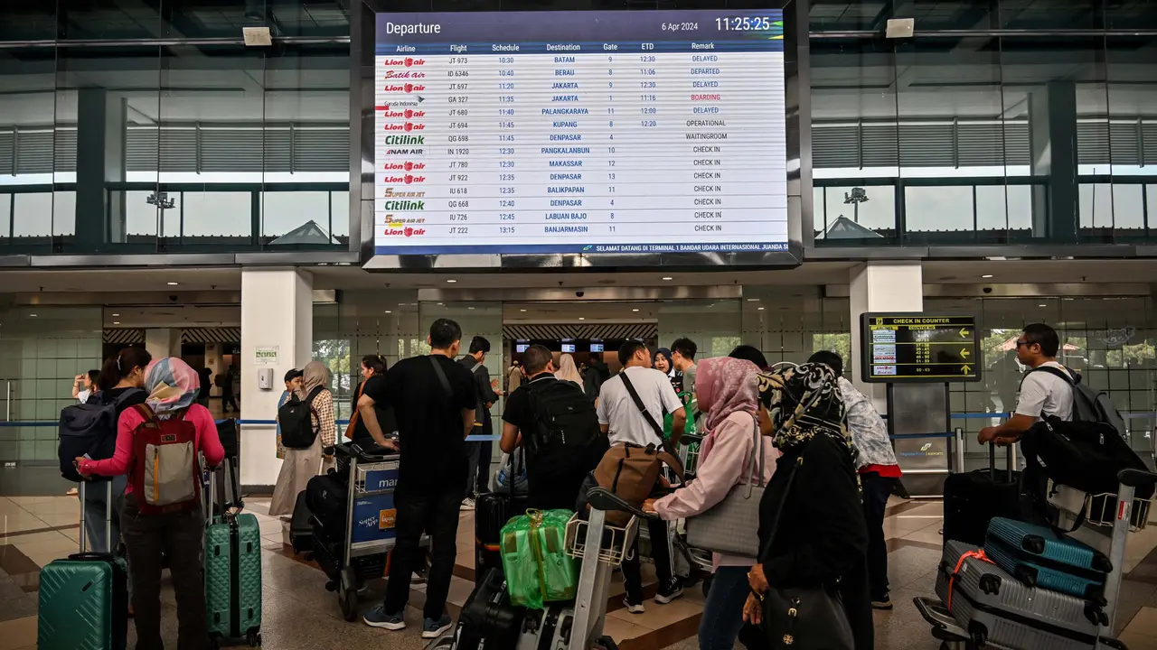 Penumpukan Calon Penumpang Pesawat di Bandara Juanda Surabaya