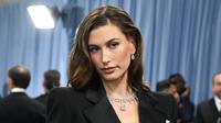 Model AS Hailey Bieber hadir di Met Gala 2025 di Metropolitan Museum of Art pada 5 Mei 2025, di New York. (Dok:&nbsp;Angela WEISS / AFP)