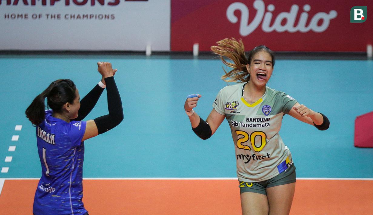 Pemain Bandung BJB Tandamata, Shella Bernadetha (kanan) melakukan selebrasi usai mencetak poin saat laga lanjutan PLN Mobile Proliga 2022 melawan Jakarta Elektrik PLN di Padepokan Voli Jenderal Polisi Kunarto, Sentul, Jumat (21/01/2022). (Bola.com/Bagaskara Lazuardi)