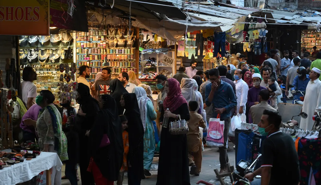 Warga berbelanja jelang Hari Raya Idul Fitri di sebuah pasar di Lahore, Pakistan, Selasa (19/5/2020). Pasar terpantau ramai setelah pemerintah Pakistan melonggarkan lockdown karena pandemi virus corona COVID-19. (Arif ALI/AFP)