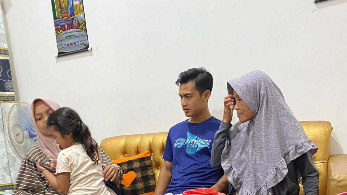 Momen Pratama Arhan di Kampung Halaman, Kumpul Keluarga hingga Pamer Photocard One Piece