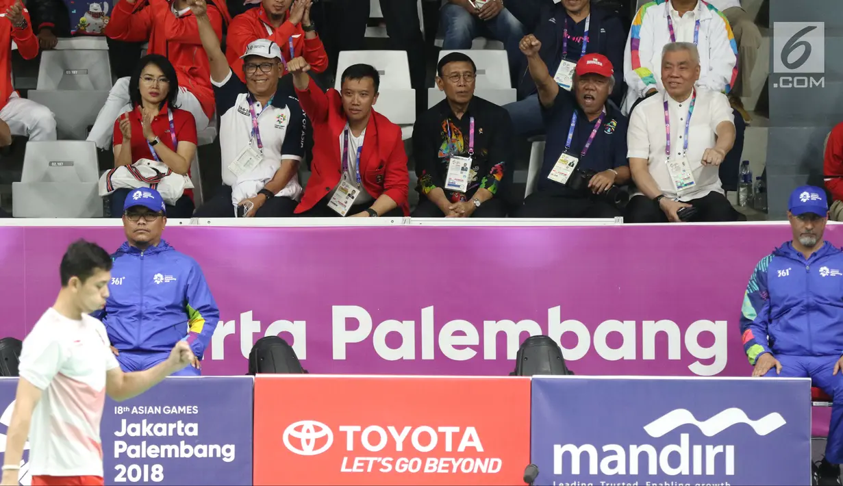 Menteri PUPR, Basuki Hadimuljono (kedua kanan), Menko Polhukam Wiranto dan Menpora Imam Nahrawi saat menyaksikan semifinal bulu tangkis beregu putra Asian Games 2018, Indonesia melawan Jepang di Jakarta, Selasa (21/8). (Liputan6.com/Helmi Fithriansyah)