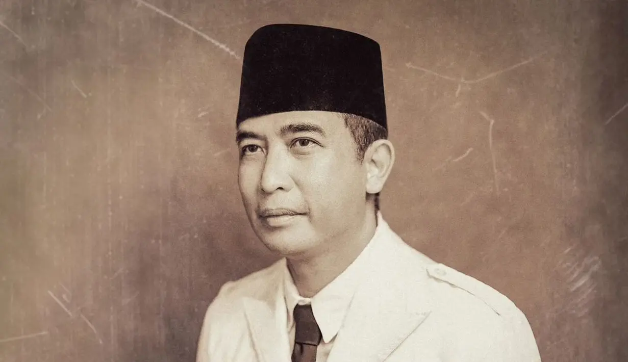 Piyu, gitaris musik band Padi tampil  sebagai Soekarno mengenakan setelan jas putih, lengkap dengan kopiahnya. [Foto: IG/@yudajulianofficial]