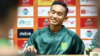 Rizky Ridho, bek muda Persebaya. (Bola.com/Adityaa Wany)