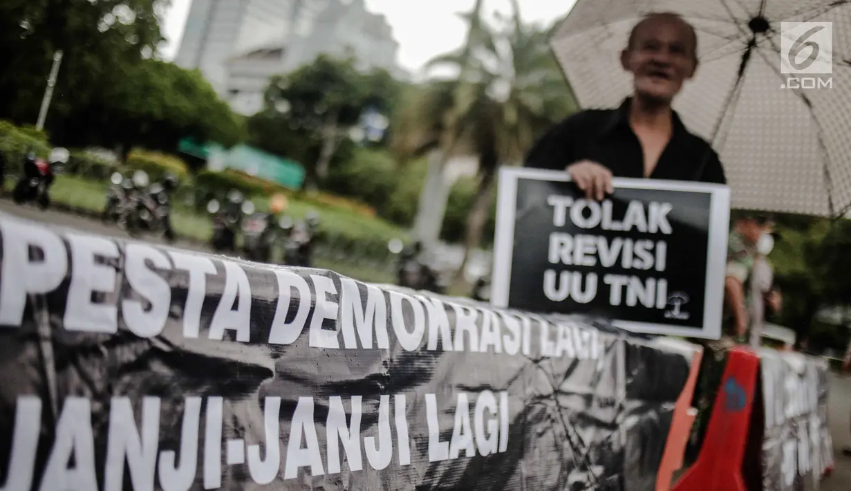 Aktivis Jaringan Solidaritas Korban untuk Keadilan (JSKK) saat menggelar aksi Kamisan ke-575 di depan Istana Merdeka, Jakarta, Kamis (21/2). Aktivis menolak kembalinya militer untuk menduduki jabatan sipil. (Liputan6.com/FaizalFanani)