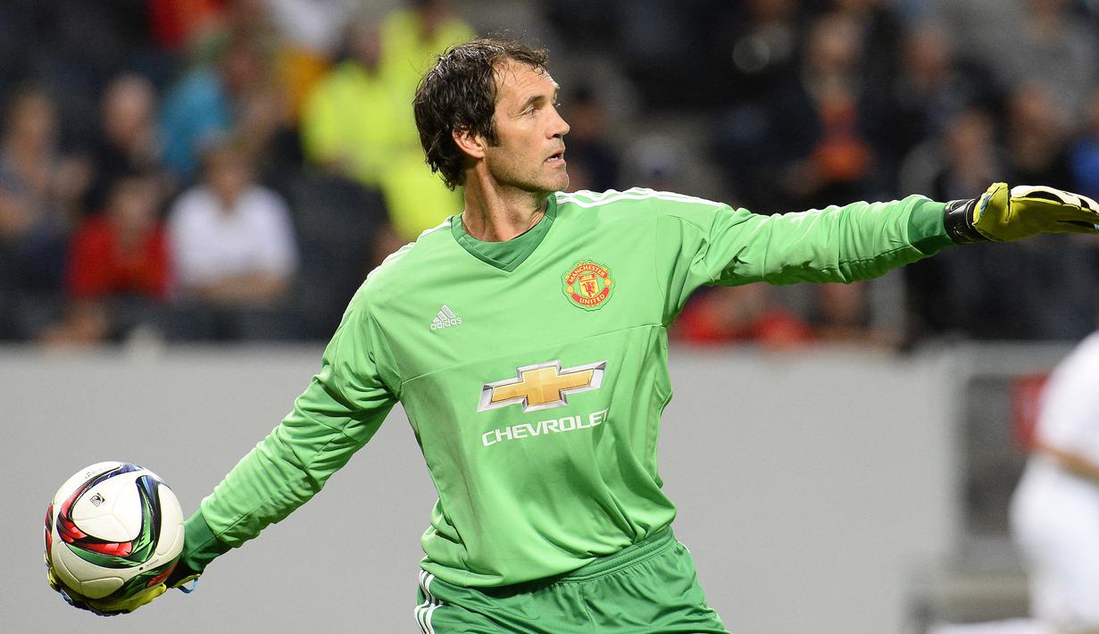 Raimond van der Gouw gagal bersaing dengan Peter Schmeichel untuk menjadi kiper utama Manchester United. Usai Schmeichel hengkang, Van der Gouw lagi-lagi kalah dengan Mark Bosnich dan Fabien Barthez. Ia akhirnya hengkang dari MU dengan catatan 56 kali penampilan. (AFP/Jonathan Nackstrand)