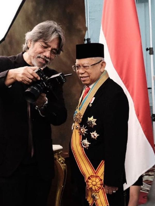 Sebentar lagi dilantik sebagai Presiden dan Wakil Presiden RI periode 2019-2024, ini momen dibalik pemotretan resmi Jokowi dan Ma'ruf Amin. (Sumber: Instagram/@darwis_triadi)