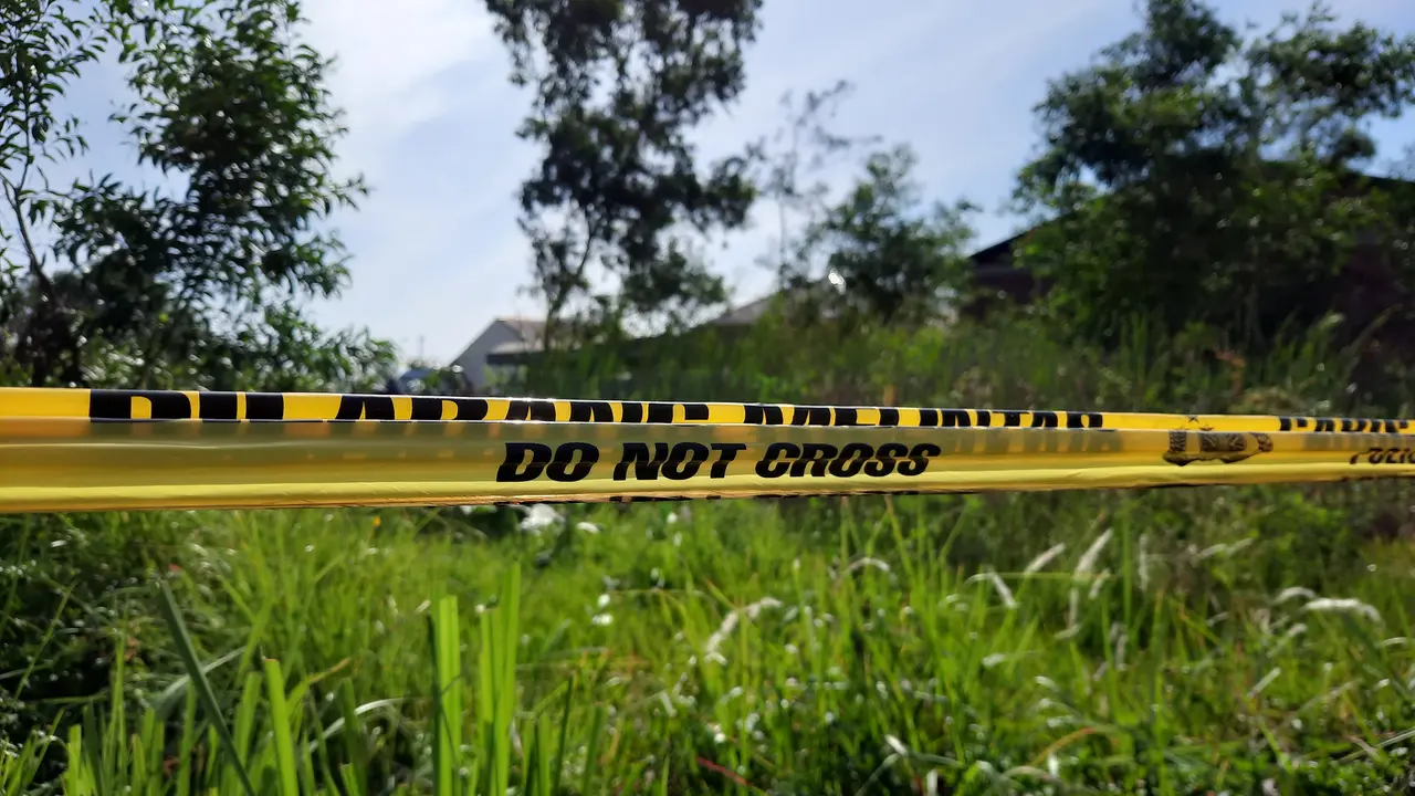 Garis polisi yang dibentangkan di depan pemakaman tahanan BNNP Aceh yang meninggal karena diduga dianiaya (Liputan6.com/Rino Abonita)