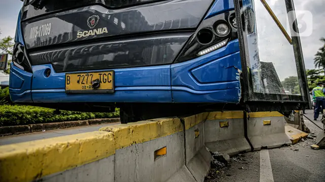 FOTO: Bus Transjakarta Tabrak Separator Busway di Bundaran Senayan
