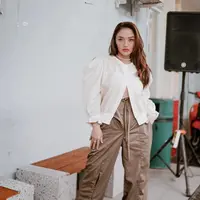 Pada bulan Maret lalu, ia telah berhasil menurunkan berat tubuhnya 1o kg. "Para pejuang sehat!!! Udah turun 10kg nii!! Semangat 10kg lagii ya dok @cissienugraha biar makin body goals!!," tulisnya dalam potret lain. [Instagram/sitibadriahh]