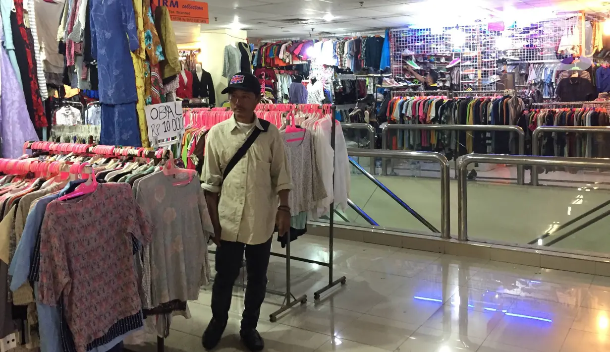 Calon pembeli memilih pakaian bekas sisa ekspor di Pasar Metro Atom, Pasar Baru, Jakarta, Selasa (10/12/2019). Pasar ini akan menjadi lokasi favorit berburu fashion seiring rencana Pemprov DKI Jakarta memindahkan PKL pakaian bekas sisa ekspor ke Pasar Metro Atom. (Liputan6.com/Immanuel Antonius)