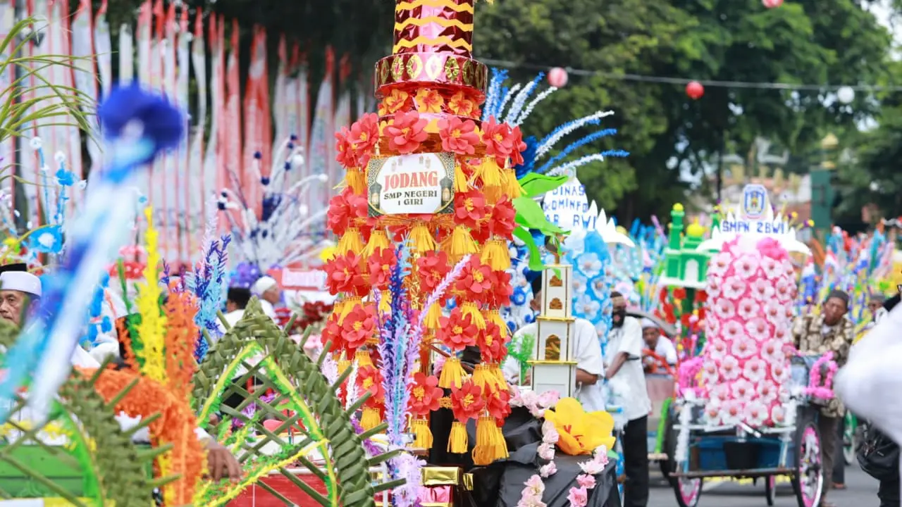 Semarak Pawai Endhog-Endhogan Maulid Nabi di Banyuwangi, Ribuan Telur Dibagikan ke Warga