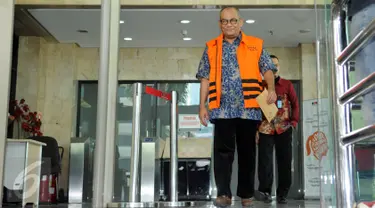 Pengusaha Yogan Askan usai menjalani pemeriksaan perdana di gedung KPK, Jakarta, Jumat (15/7). Yogan Askan menjadi Tersangka pemberi suap terkait rencana proyek pembangunan 12 ruas jalan di Sumatera Barat. (Liputan6.com/Helmi Afandi)