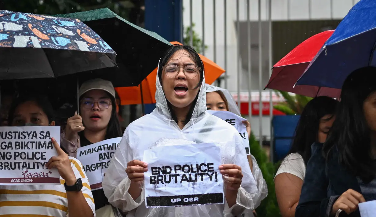 Sekelompok pemuda menggelar aksi protes di depan Markas Besar Kepolisian Distrik Manila, Filipina pada 22 September 2025. (Jam STA ROSA/AFP)