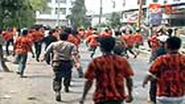 Puluhan Anggota Ormas Kepemudaan Bentrok