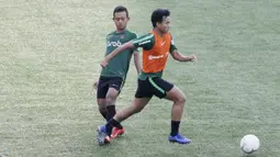 Pemain Timnas Indonesia U-22, Nurhidayat, menggirng bola saat latihan di Lapangan ABC Senayan, Selasa (5/2). Nurhidayat merupakan palang pintu andalan yang siap menjaga pertahanan Timnas Indonesia U-22. (Bola.com/M Iqbal Ichsan)