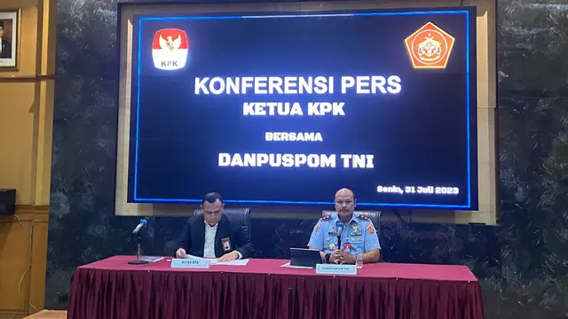 TNI dan KPK menggelar konferensi pers mengenai kasus korupsi di Basarnas.