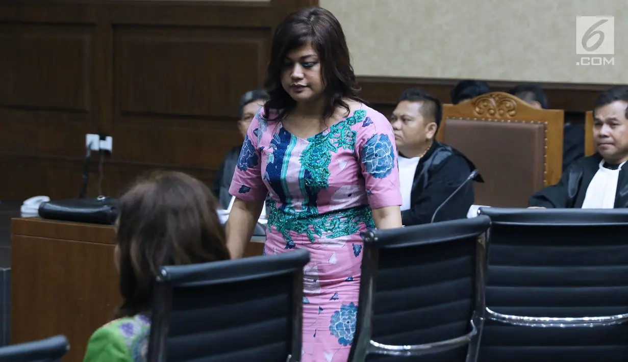 Tersangka dugaan suap DPRD Sumut, Rooslynda Marpaung jelang mengikuti sidang perdana di Pengadilan Tipikor, Jakarta, Rabu (21/11). Sidang mendengar pembacaan dakwaan. (Liputan6.com/Helmi Fithriansyah)