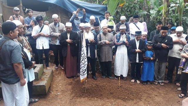 Pelayat berdoa usai memakamkan Harry Moekti. (Liputan6.com/Achmad Sudarno)