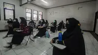 Siswa SMP menerapkan jarak sosial saat pembelajaran tatap muka di Sekolah Islam Ibnu Aqil Ibnu Sina, Soreang, Bandung, Jawa Barat, Rabu (5/8/2020). Indonesia akan mengizinkan sekolah di zona hijau COVID-19 melakukan pembelajaran tatap muka di bawah protokol kesehatan yang ketat. (Xinhua/Septianjar)