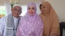 Orang tua kandung Bella Shofie, Hamzah Nasution dan Agustini memang memiliki usaha kuliner khas Medan yang bernama Lontong Medan Nasution di kawasan Jagakarsa, Jakarta Selatan.  (Instagram/bellashofie5292)